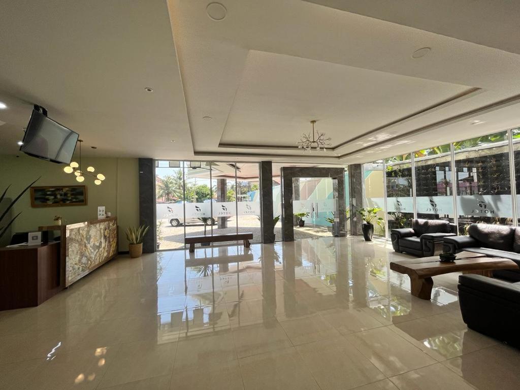 T Hotel Kualanamu Lubukpakam ภายนอก รูปภาพ
